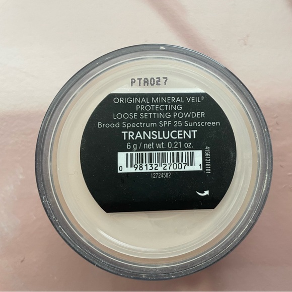 BAREMINERALS
Mineral Veil® Setting Powder Broad Spectrum SPF 25 in Translucent - Picture 5 of 6